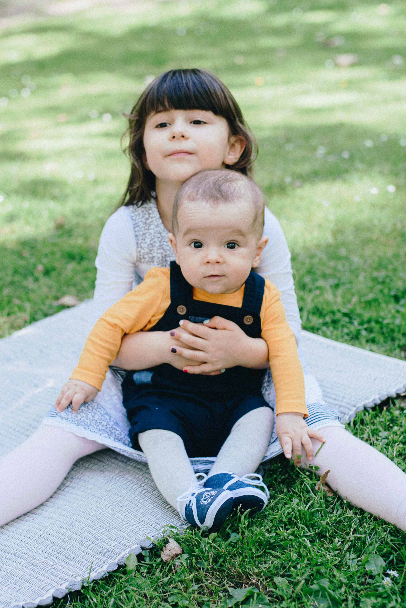 Geschwisterfotos im Park