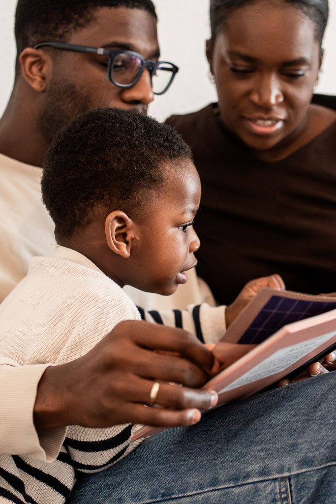 Familie liest gemeinsam ein Buch